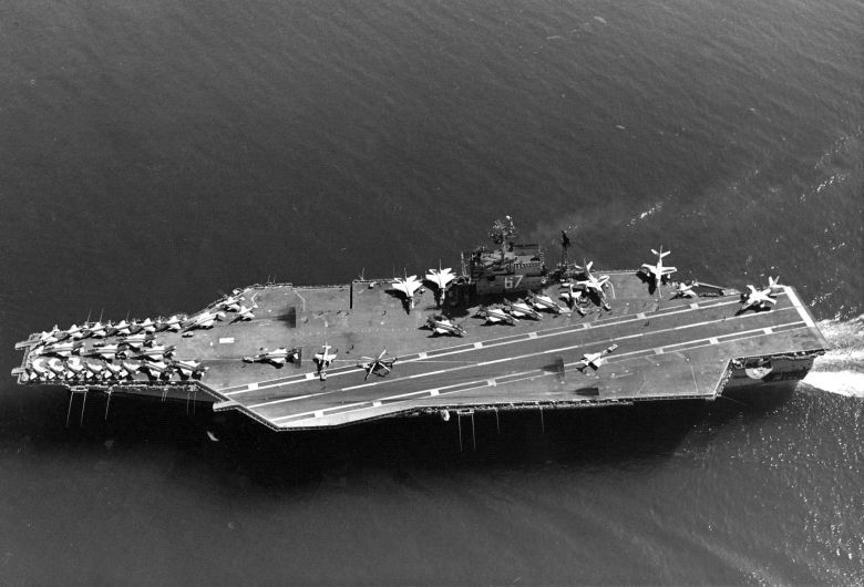 Lotniskowiec USS John F. Kennedy (CVA-67) na patrolu na Oceanie Atlantyckim, 1968