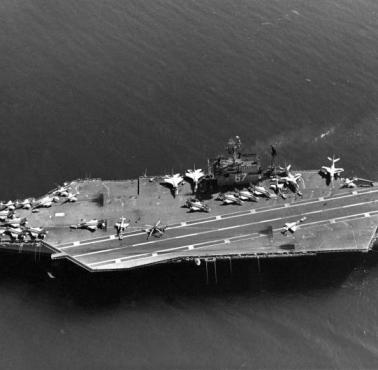 Lotniskowiec USS John F. Kennedy (CVA-67) na patrolu na Oceanie Atlantyckim, 1968