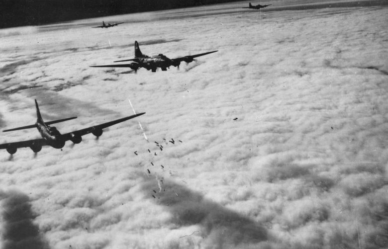 Amerykańskie bombowce Boeing B-17F podczas nalotu dywanowego na Bremę, Niemcy, 1943