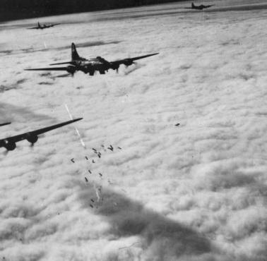 Amerykańskie bombowce Boeing B-17F podczas nalotu dywanowego na Bremę, Niemcy, 1943