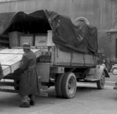 Tylko do 3 listopada 1939 roku Niemcy wywieźli z okupowanej Polski 10 tys. wagonów zrabowanego mienia. W sumie wartość ...