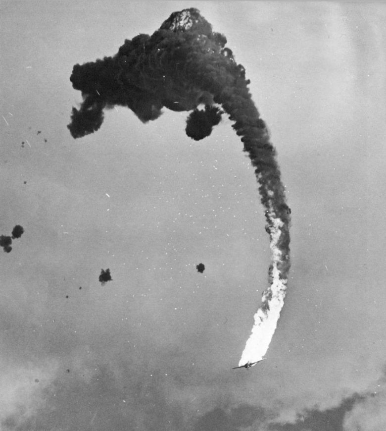 Zestrzelony japoński bombowiec nurkujący - Yokosuka P1Y, 1945