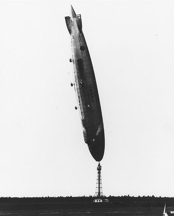 Sterowiec USS Los Angeles podczas cumowania na lotnisku w New Jersey, USA, 1927