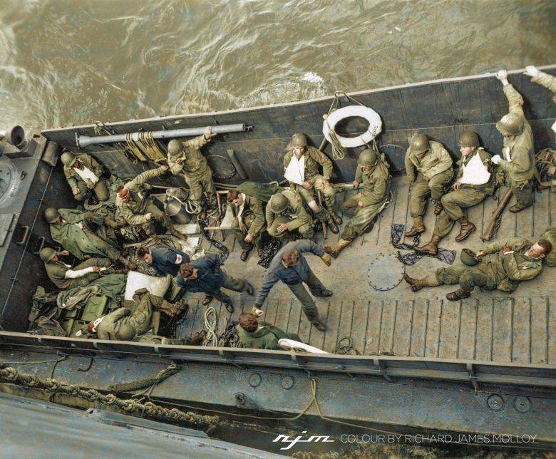 Ranni amerykańscy żołnierze czekają na pomoc na Kanale La Manche, 16 czerwca 1944