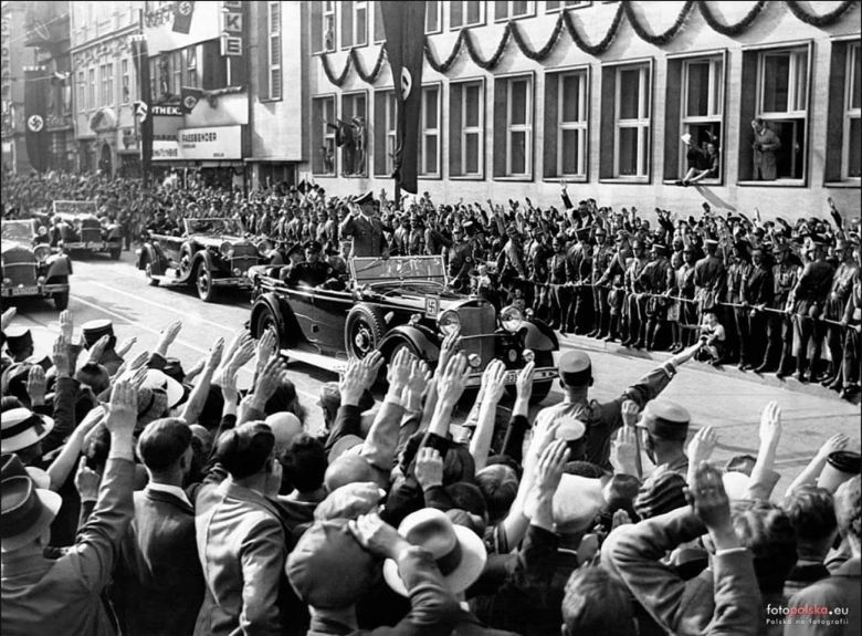 Wrocławianie wiwatują na cześć kanclerza Niemiec Adolfa Hitlera, Plac Solny, Wrocław, 1937