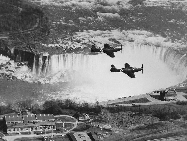 Amerykańskie myśliwce Bell P-63 Kingcobra z rosyjskimi oznaczeniami przelatują nad Wodospadem Niagara, 1943