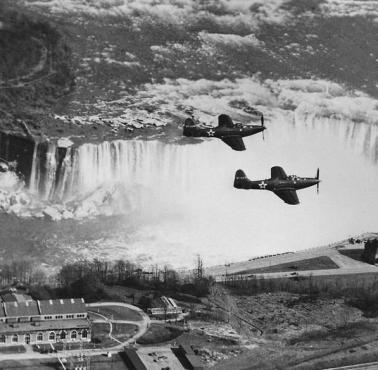 Amerykańskie myśliwce Bell P-63 Kingcobra z rosyjskimi oznaczeniami przelatują nad Wodospadem Niagara, 1943