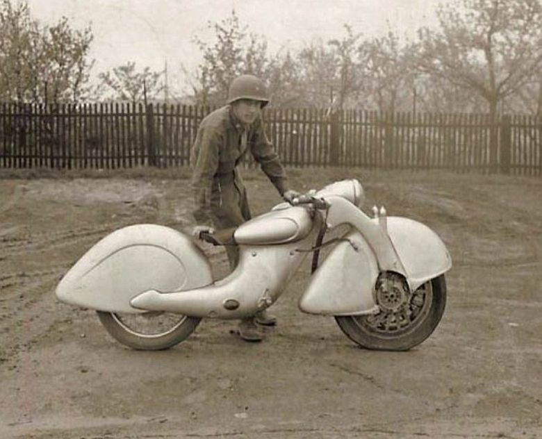 Amerykański żołnierz z prototypem niemieckiego motocykla z napędem na przednio koło - Killinger & Freund, 1945