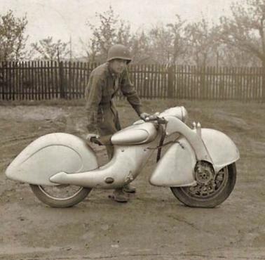 Amerykański żołnierz z prototypem niemieckiego motocykla z napędem na przednio koło - Killinger & Freund, 1945