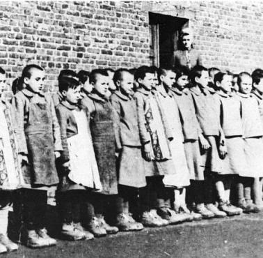 1 XII 1942 przy ul. Przemysłowej w Łodzi Niemcy utworzyli obóz dla polskich dzieci i młodzieży (2-16 lat), z 12 tys. przeżyło ..