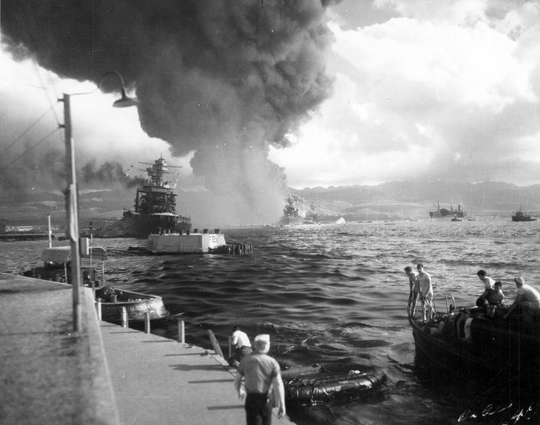 USS California, USS Maryland, USS Oklahoma, USS Neosho, w oddali płonie USS Arizona (BB-39), Pearl Harbor, 7 grudnia 1941