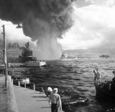 USS California, USS Maryland, USS Oklahoma, USS Neosho, w oddali płonie USS Arizona (BB-39), Pearl Harbor, 7 grudnia 1941