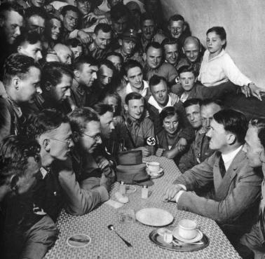 Socjalistyczny niemiecki polityk Adolf Hitler na propagandowym zdjęciu z wyborów 1933 roku