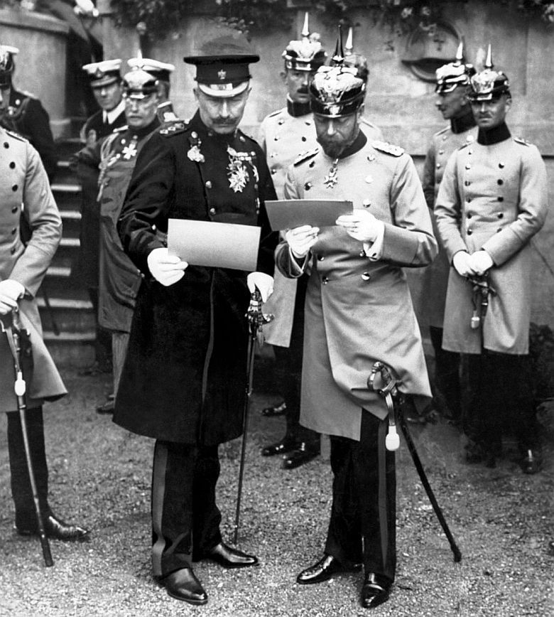 Król Wielkiej Brytanii George V w niemieckim mundurze towarzyszy swojemu kuzynowi Wilhelmowi II, Niemcy, Berlin, 1913