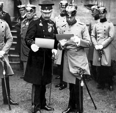 Król Wielkiej Brytanii George V w niemieckim mundurze towarzyszy swojemu kuzynowi Wilhelmowi II, Niemcy, Berlin, 1913