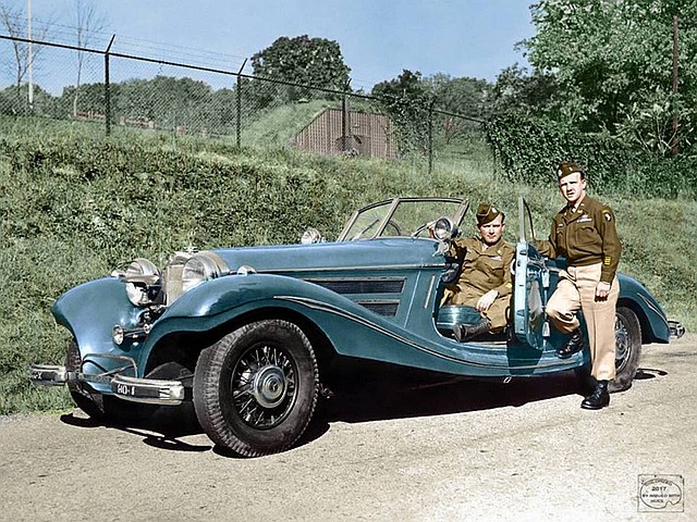 Amerykanie z przejętym opancerzonym roadsterem (Mercedes-Benz 540K z 1941) Hermanna Göringa