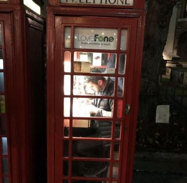 Punkt naprawy telefonów w londyńskiej budce telefonicznej, UK