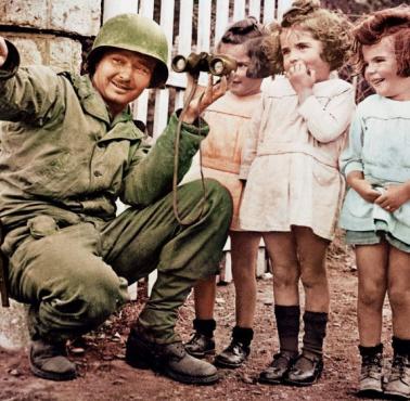 Żołnierz amerykański i francuskie dzieci, Normandia, Francja, 1944