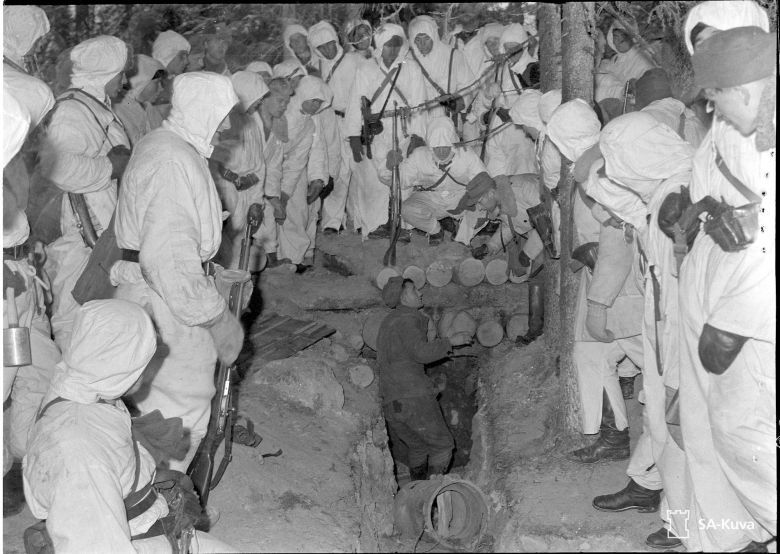Rosyjski żołnierz poddaje się fińskim oddziałom, 03.11.1941