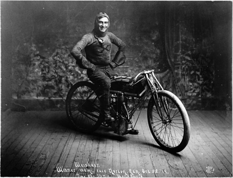 Ray Weishaar po ustawieniu światowego rekordu prędkości, Norton, Kansas, 22 października 1914 roku