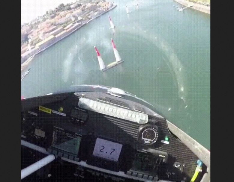 Red Bull Air Race ze środka samolotu akrobacyjnego (wideo)