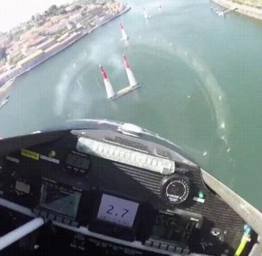 Red Bull Air Race ze środka samolotu akrobacyjnego (wideo)
