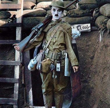 Charlie Chaplin w niemym filmie "Charlie żołnierzem" z 1918 roku