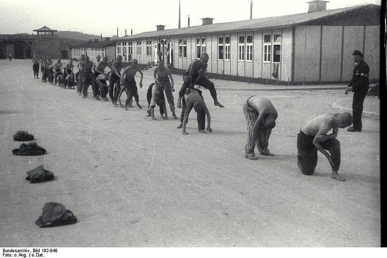 Strażnicy znęcają się nad więźniami niemieckiego obozu Mauthausen-Gusen, 1943