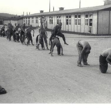 Strażnicy znęcają się nad więźniami niemieckiego obozu Mauthausen-Gusen, 1943