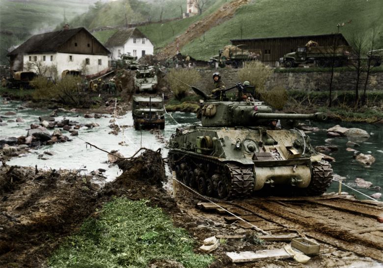 Kolumna czołgów Sherman, Niemcy, 1945