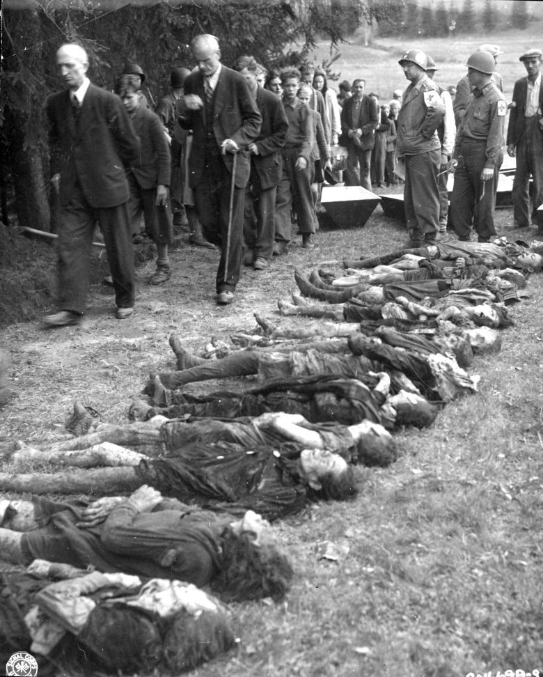 Niemieccy cywile zmuszeni do oglądania ciał zabitych w marszu śmierci, 11 maja 1945