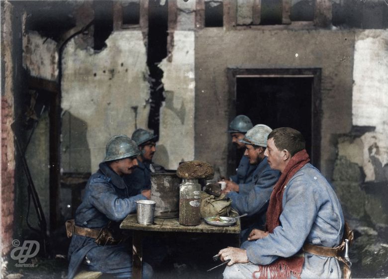 Żołnierze francuscy podczas jedzenia na posterunku policji w Neuvilly, 1915