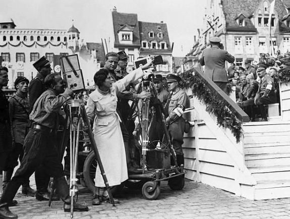 Leni Riefenstahl podczas kręcenia filmu na potrzeby propagandy NSDAP - Triumf woli, Norymberga, 1934