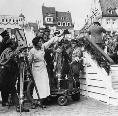 Leni Riefenstahl podczas kręcenia filmu na potrzeby propagandy NSDAP - "Triumf woli", Norymberga, 1934