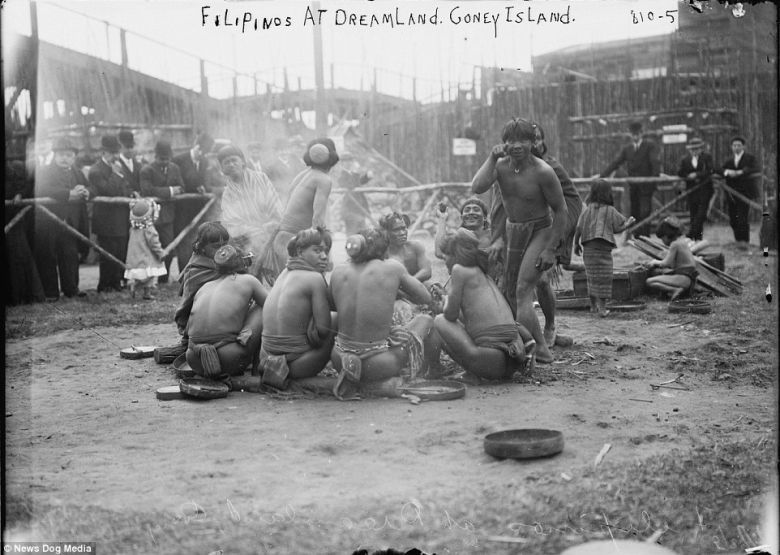 Rdzenni Filipińczycy w Ekspozycji ludzkiego ZOO, Coney Island, Nowy Jork, 1906