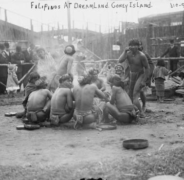 Rdzenni Filipińczycy w "Ekspozycji ludzkiego ZOO", Coney Island, Nowy Jork, 1906