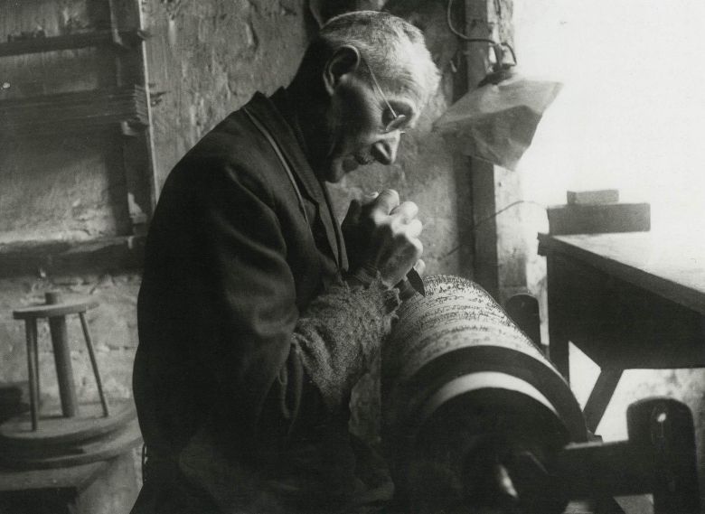Rzemieślnik tworzy na cylindrze układ dźwięków, Niemcy, 1929
