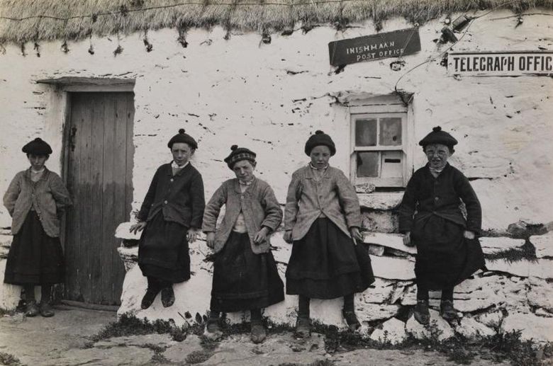 Chłopcy ubrani w tradycyjne wełniane stronie, Wyspa Inisheer, Aran, Irlandia, 1915