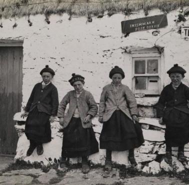 Chłopcy ubrani w tradycyjne wełniane stronie, Wyspa Inisheer, Aran, Irlandia, 1915