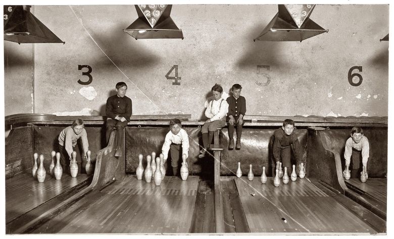 Chłopcy dorabiają sobie ustawiając kręgle, Chicago, 1940