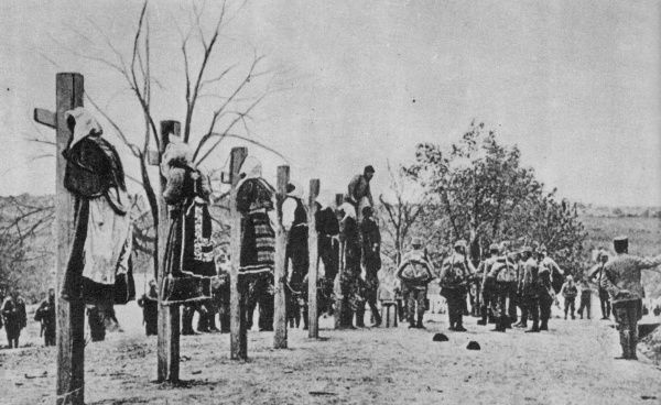 Austro-węgierscy żołnierze podczas wykonywania wyroków śmierci na Serbach (również kobiet), 1916 