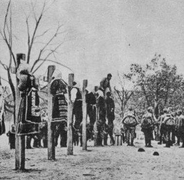 Austro-węgierscy żołnierze podczas wykonywania wyroków śmierci na Serbach (również kobiet), 1916 