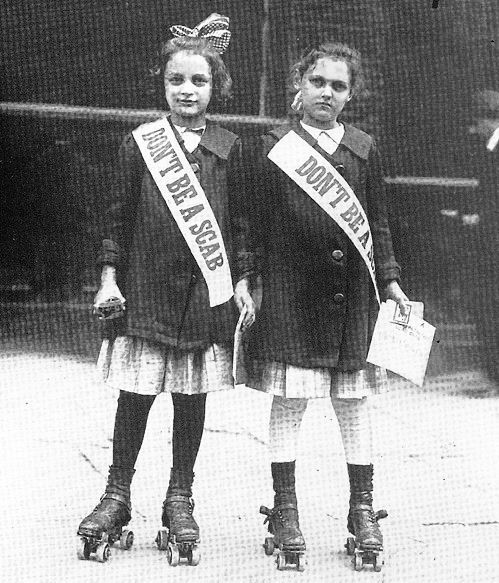 Dzieci rozdają socjalistyczne ulotki podczas strajku kierowców podczas Streetcar Drivers we wrześniu 1916 roku, Nowy Jork