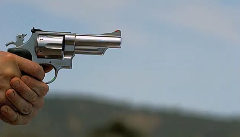 Strzał z rewolweru Smith & Wesson Model 29 (44 Magnum) w zwolnionym tempie, pocisk trafia w żel (wideo)