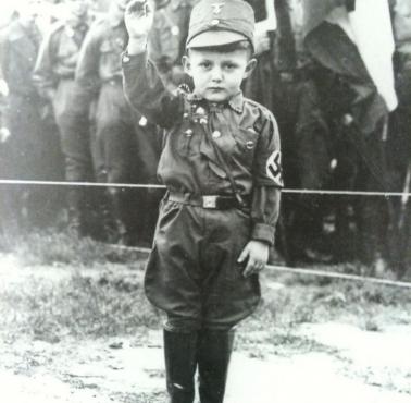 Młody chłopiec w mundurze SA, Berlin, 1934