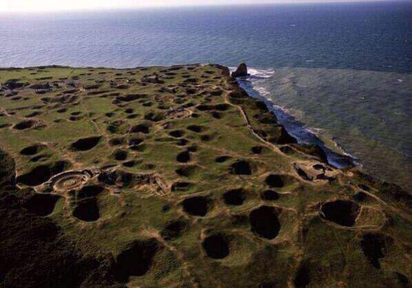 Widok na pole bitwy między amerykańskim 2 Batalionem Rangersów a Niemcami w Normandii, Pointe du Hoc, Francja