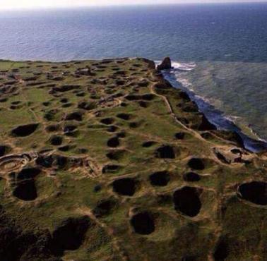 Widok na pole bitwy między amerykańskim 2 Batalionem Rangersów a Niemcami w Normandii, Pointe du Hoc, Francja