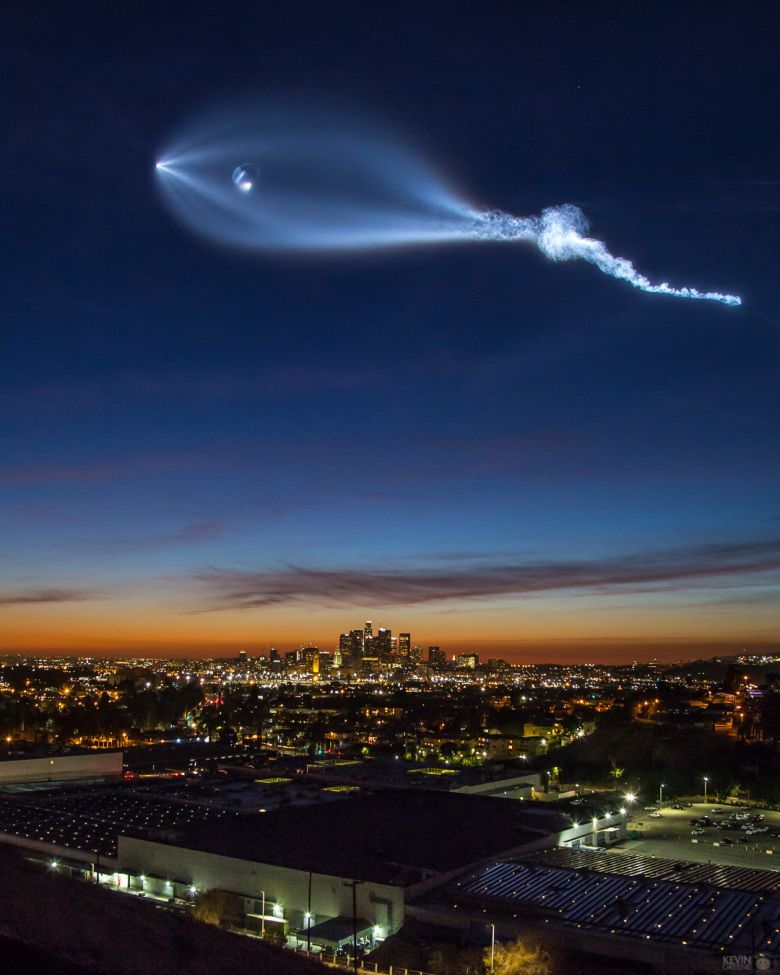 Rakieta Falcon 9 nad Los Angeles