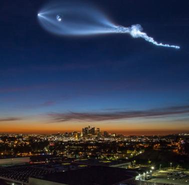 Rakieta Falcon 9 nad Los Angeles