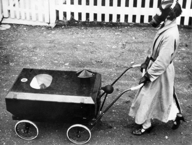 Pielęgniarka pcha zabezpieczony przed trującym gazem wózek, Londyn, 22 grudnia 1938
